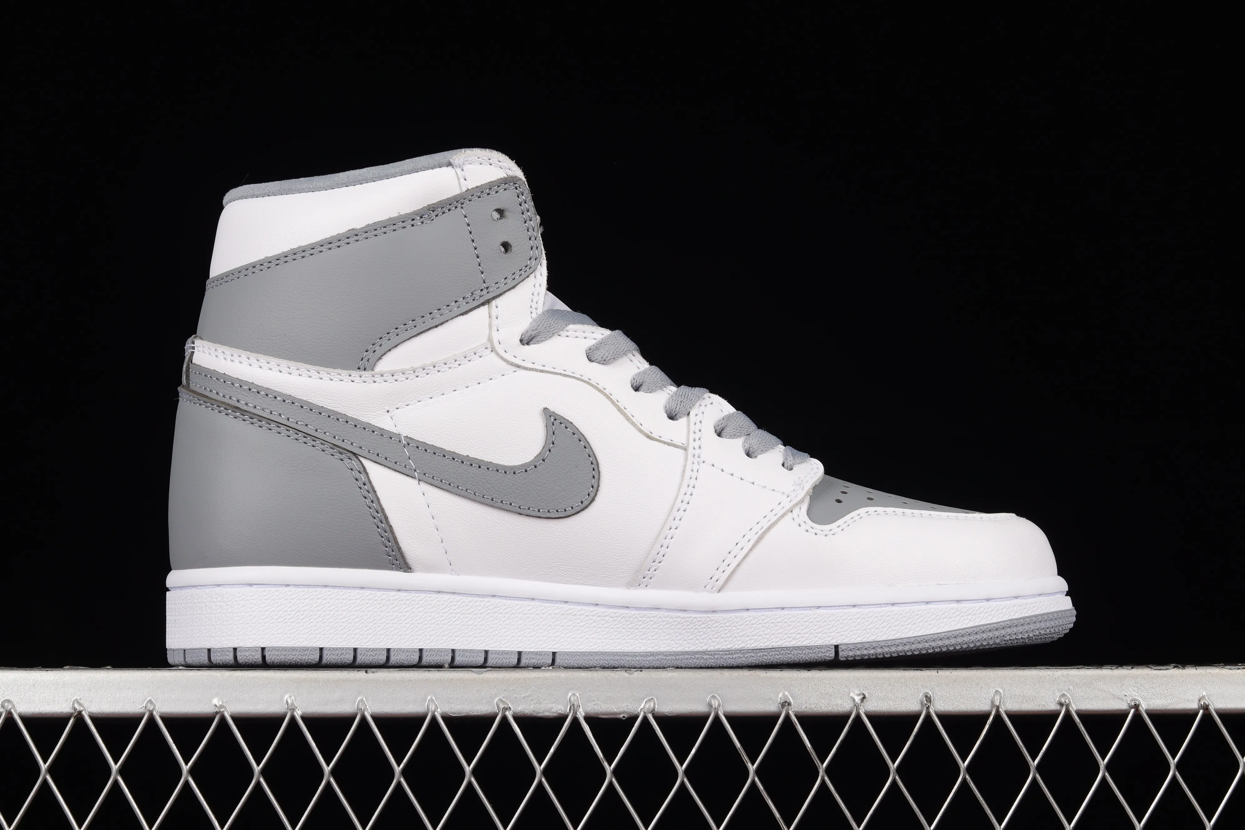 All categories Air Jordan Jordan series basketball shoes Air Jordan 1 High Air Jordan 1 High OG "Stealth" AJ1 Joe 1 high top white gray 555088-037